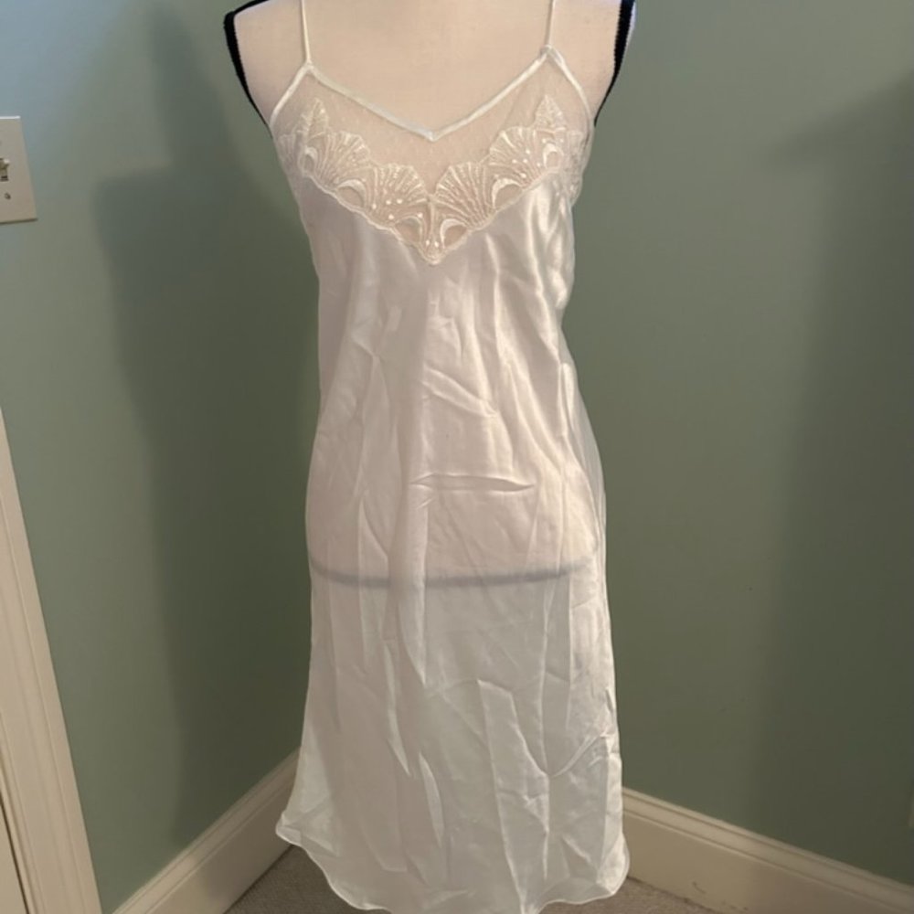 Victoria's Secret ivory satin chemise/NWOT